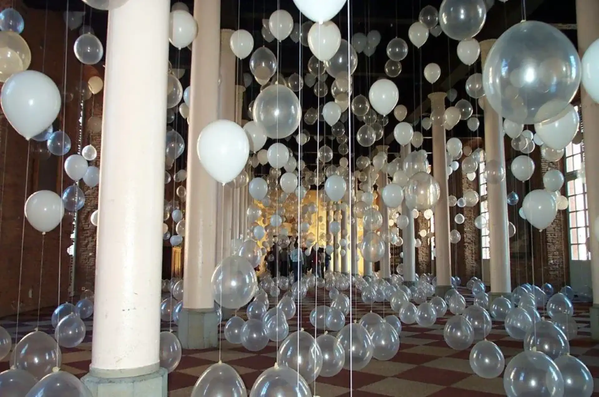 Décoration en ballons pour fêtes religieuses à Toulouse
