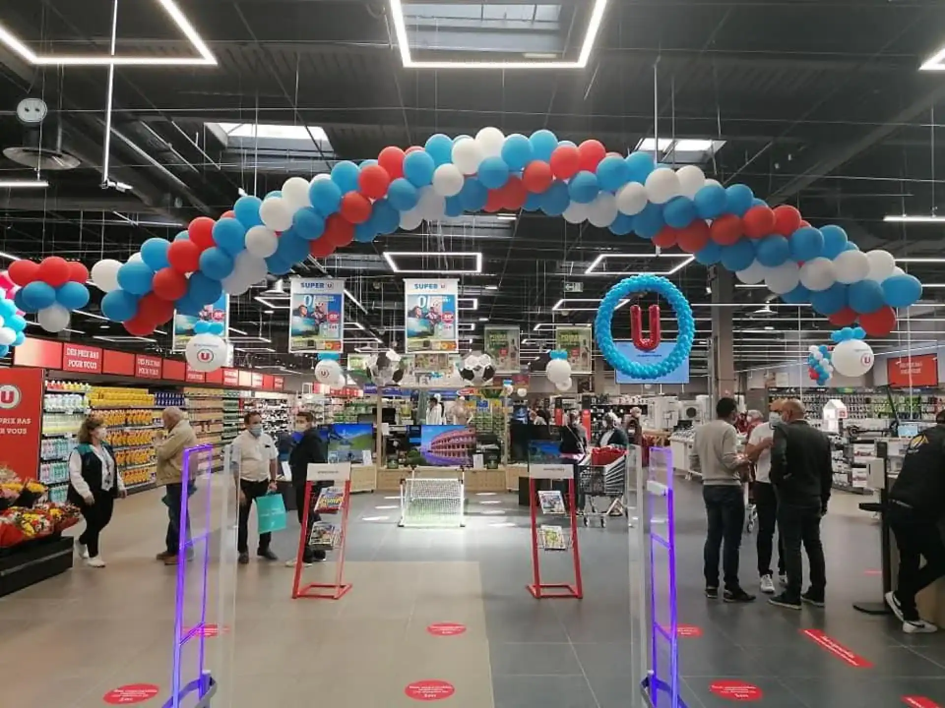 Création de décoration en ballons pour centres commerciaux à Castres